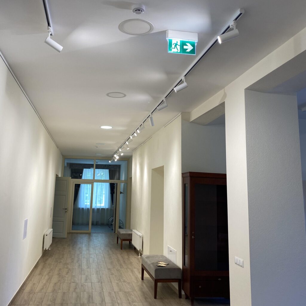 Paveikslų apšvietimo sistema