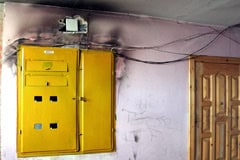 Užsidegė elektros skydas, visas daugiabučio aukštas be elektros